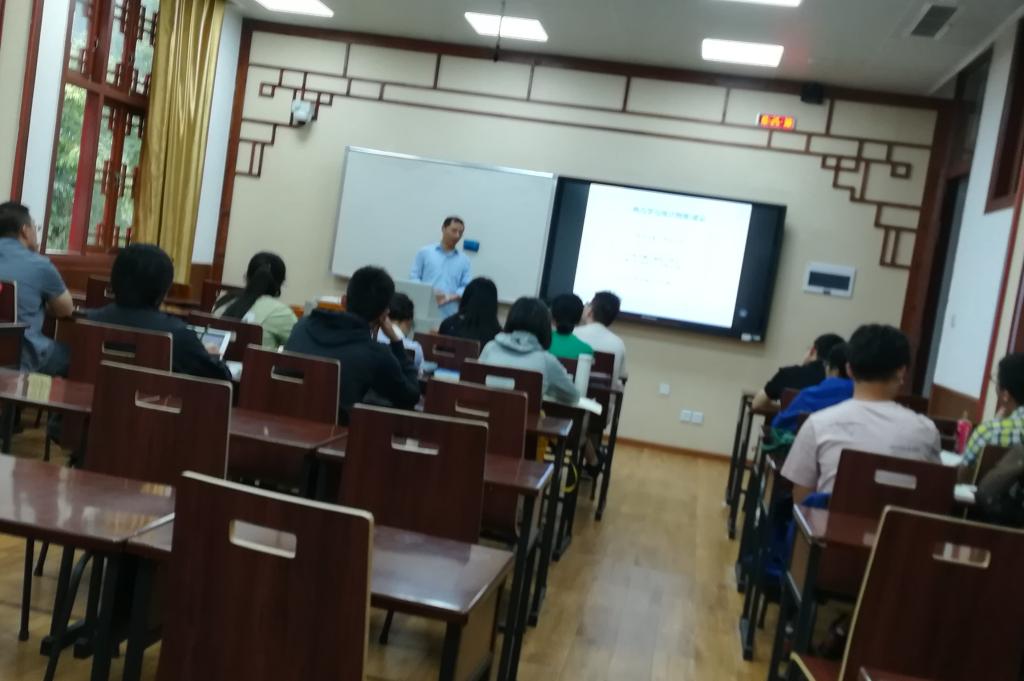岑理相老师开学第一天为学生讲授热力学和统计物理.jpg