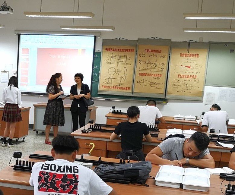 张红院长与物理实验中心李娟老师就新学期第一天教学及学生情况进行交流.jpg